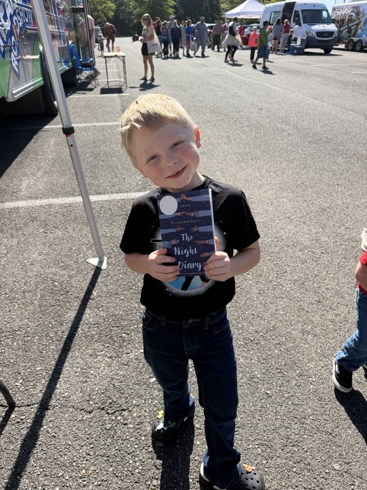 clevecityschool's tweet photo. Books, buses and lots of smiles at Safety Fest! 📚💙 Kids picked out books aboard our Raider Reading Roadshow and toured a CCS school bus. Thanks to everyone who stopped by! #BuildingChampions #BuildingCommunity #ChooseCleveland https://t.co/EVrUWuoCrl