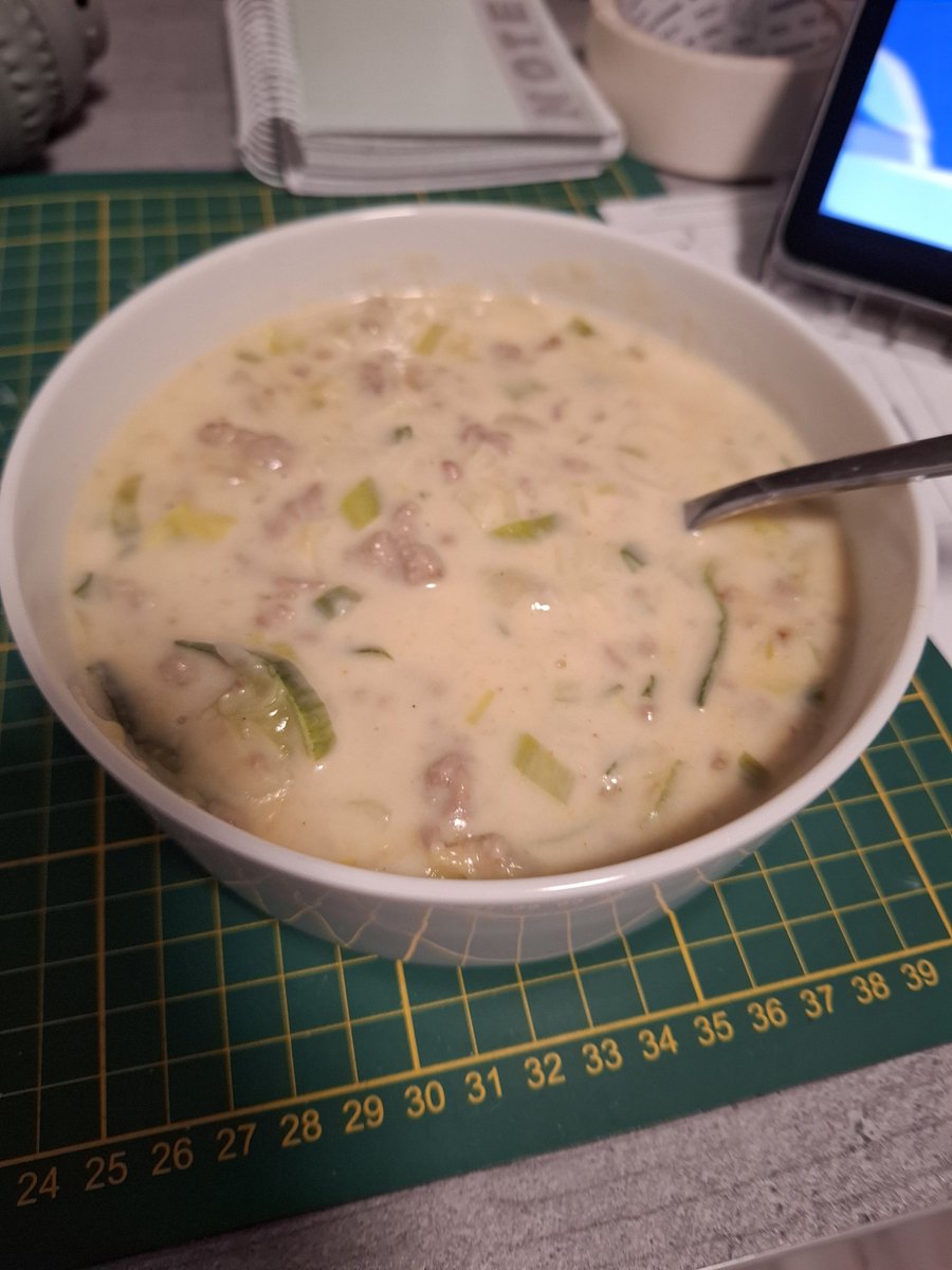 Pixelx_pulse's tweet photo. How many calorin you guys think this cheese-leek-cream-minced meat soup ? https://t.co/G2AAdmJZKU