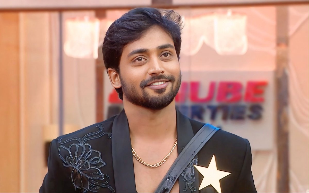 NiharMUKESH's tweet photo. Smile lo confidence… eyes lo determination… shoulder pai Captain’s band. 👑✨

Captaincy ki perfect  definition. ⭐🔥

#BiggBossTelugu10  #MukeshGowda https://t.co/sBlnUgtRPJ