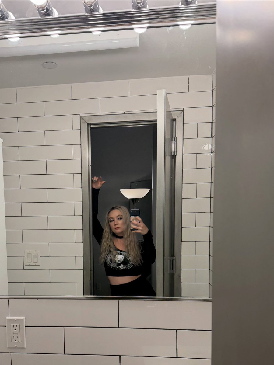 Billie Lourd AHS 13 behind the scenes Winter Anderson
