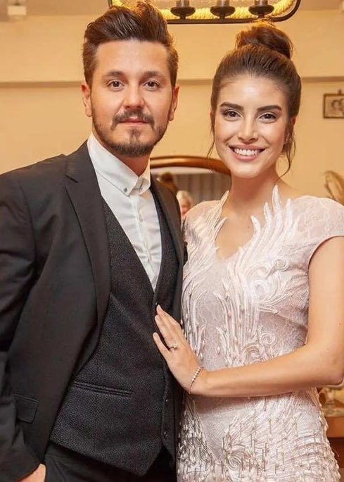 arab2turk's tweet photo. الصحفية بيرسين : حدث الطلاق بين دنيز و باريش بالتراضي بعد ان دفعت دنيز لـ باريش له جزء من المبلغ الفلكي الذي طلبه مقابل الطلاق https://t.co/4t94qMPQF1