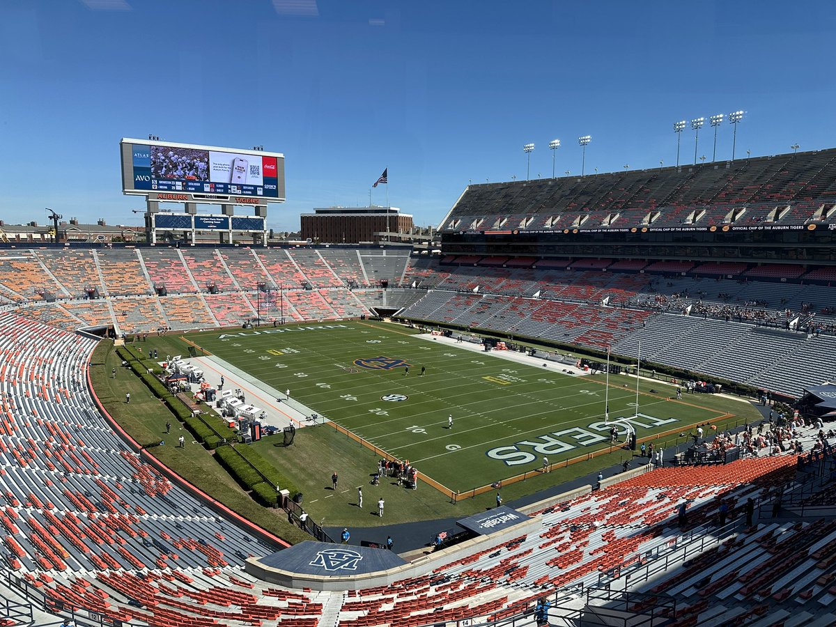 TDAuburnMag's tweet photo. Auburn vs. Vanderbilt soon. 🙌 https://t.co/O7RmF3eHx1