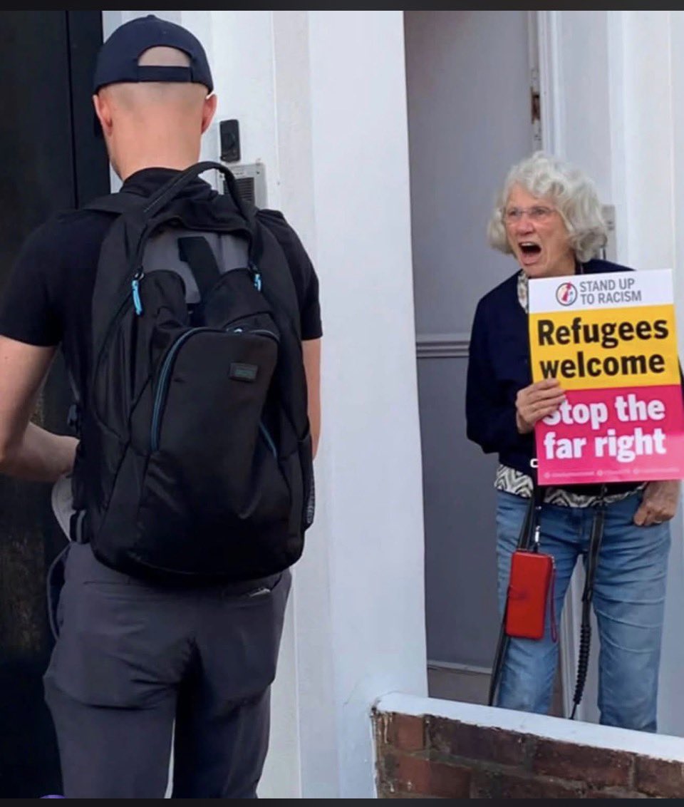 kingkapoor72's tweet photo. Any refugee looking for holiday home in London, please visit her. https://t.co/09bBAwaCAg