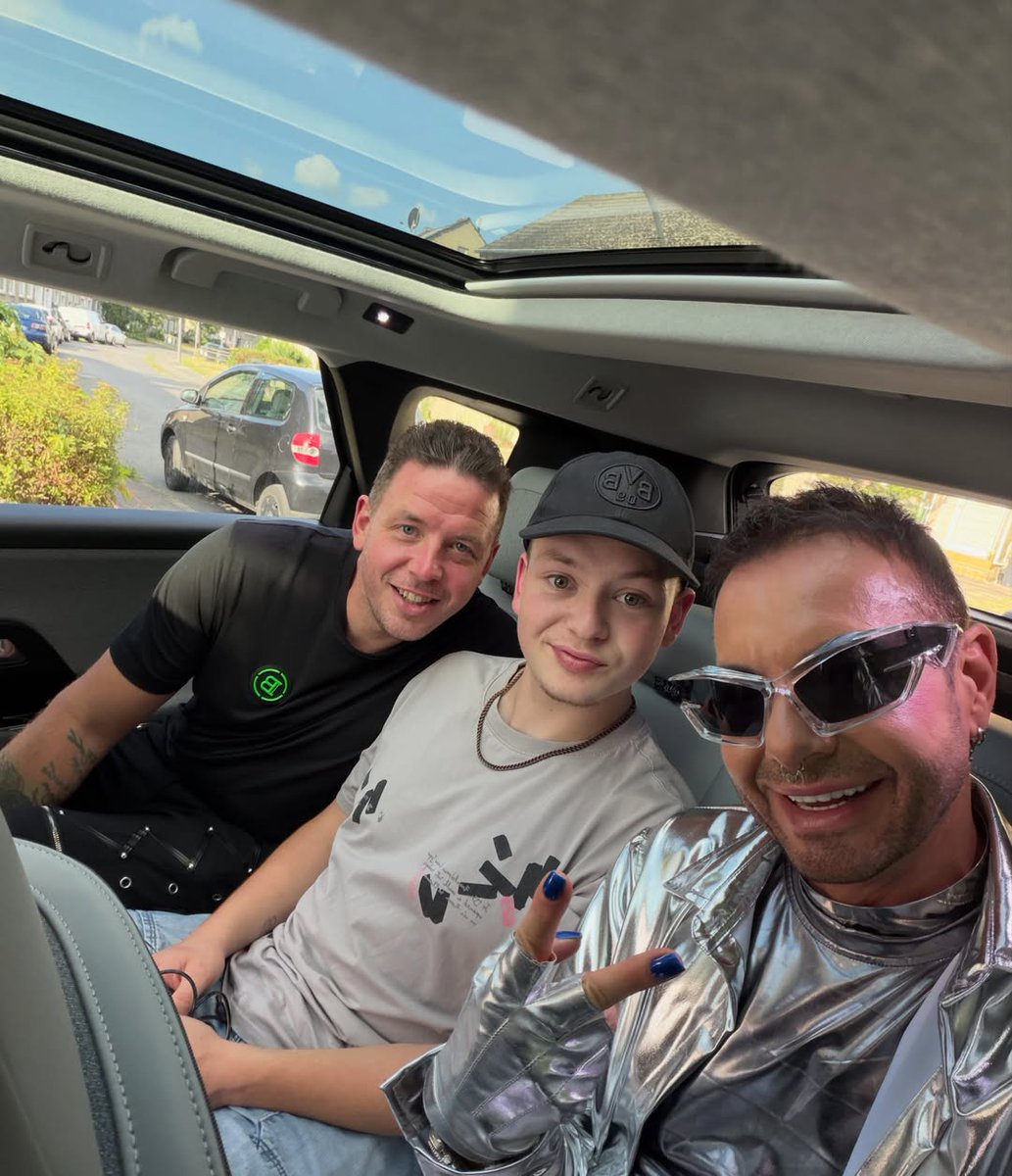 LenBeeks0w's tweet photo. Road trip, cars, friendship, fun, and style https://t.co/EhCHepH2e3