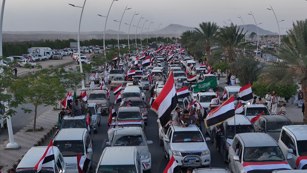 Marib_gov's tweet photo. موكب سبتمبري جماهيري يجوب شوارع مأرب احتفاءً بالعيد الوطني الـ64 لثورة 26 سبتمبر المجيدة

26 سبتمبر 2026

شهدت مدينة مأرب، مساء اليوم السبت ، تنظيم موكب سبتمبري جماهيري بالسيارات، احتفاءً بالعيد الوطني الـ64 لثورة 26 سبتمبر المجيدة، في مشهد جماهيري عكس حضور المناسبة الوطنية في وجدان المواطنين، وما تمثله ثورتا سبتمبر وأكتوبر من رمزية وطنية وتاريخية لدى اليمنيين.

وانطلق الموكب من جولة صرواح، بمشاركة أعداد كبيرة من السيارات التي تزينت بالأعلام الوطنية، وجابت عدداً من الشوارع والميادين الرئيسية في المدينة، مروراً بميدان الشدادي، ثم ميدان مارد الجمهورية، وشارع الستين، وصولًا إلى ميدان الشهيد شعلان، وسط أجواء احتفالية اتسمت بالحماس والتفاعل الشعبي.

وردد المشاركون طوال مسار الموكب، الهتافات والشعارات السبتمبرية والأكتوبرية، فيما علت أصوات الأغاني الوطنية والأناشيد الثورية من السيارات المشاركة، في مشهد امتزجت فيه مظاهر الاحتفاء بالعيد مع استحضار المحطات النضالية في تاريخ اليمن المعاصر.

كما شهدت شوارع المدينة تفاعلاً من المواطنين مع الموكب، حيث اصطف عدد منهم على جانبي الطرق لمتابعة مساره، وسط أجواء جماهيرية عكست حالة التفاعل الشعبي الواسع مع الأعياد الوطنية.

وأكد المشاركون أن الاحتفاء بأعياد الثورة اليمنية يمثل مناسبة لاستعادة الذاكرة الوطنية واستحضار تضحيات الرعيل الأول من الثوار، والتأكيد على حضور القيم الجمهورية في الوعي الشعبي..مشيرين إلى أن المناسبات الوطنية تظل محطة لاستلهام معاني التضحية والنضال والتمسك بالهوية الوطنية.

وتأتي هذه الفعالية ضمن مظاهر الاحتفاء بالمناسبة الوطنية التي تشهدها مدينة مأرب، وتتنوع بين الفعاليات الرسمية والشعبية والجماهيرية، لاستحضار دلالات ثورتي سبتمبر وأكتوبر، وما حملتاه من تطلعات نحو الحرية والجمهورية وبناء الدولة اليمنية الحديثة.

https://t.co/yoF3rAOtae