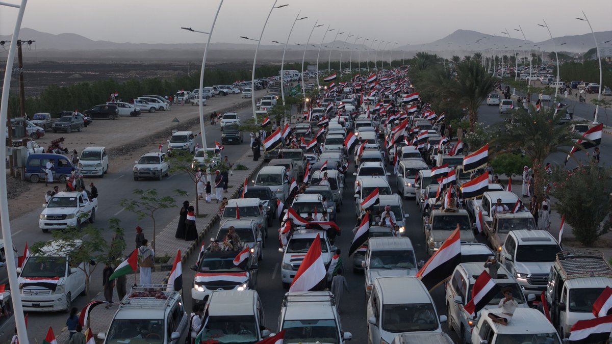 Marib_gov's tweet photo. موكب سبتمبري جماهيري يجوب شوارع مأرب احتفاءً بالعيد الوطني الـ64 لثورة 26 سبتمبر المجيدة

26 سبتمبر 2026

شهدت مدينة مأرب، مساء اليوم السبت ، تنظيم موكب سبتمبري جماهيري بالسيارات، احتفاءً بالعيد الوطني الـ64 لثورة 26 سبتمبر المجيدة، في مشهد جماهيري عكس حضور المناسبة الوطنية في وجدان المواطنين، وما تمثله ثورتا سبتمبر وأكتوبر من رمزية وطنية وتاريخية لدى اليمنيين.

وانطلق الموكب من جولة صرواح، بمشاركة أعداد كبيرة من السيارات التي تزينت بالأعلام الوطنية، وجابت عدداً من الشوارع والميادين الرئيسية في المدينة، مروراً بميدان الشدادي، ثم ميدان مارد الجمهورية، وشارع الستين، وصولًا إلى ميدان الشهيد شعلان، وسط أجواء احتفالية اتسمت بالحماس والتفاعل الشعبي.

وردد المشاركون طوال مسار الموكب، الهتافات والشعارات السبتمبرية والأكتوبرية، فيما علت أصوات الأغاني الوطنية والأناشيد الثورية من السيارات المشاركة، في مشهد امتزجت فيه مظاهر الاحتفاء بالعيد مع استحضار المحطات النضالية في تاريخ اليمن المعاصر.

كما شهدت شوارع المدينة تفاعلاً من المواطنين مع الموكب، حيث اصطف عدد منهم على جانبي الطرق لمتابعة مساره، وسط أجواء جماهيرية عكست حالة التفاعل الشعبي الواسع مع الأعياد الوطنية.

وأكد المشاركون أن الاحتفاء بأعياد الثورة اليمنية يمثل مناسبة لاستعادة الذاكرة الوطنية واستحضار تضحيات الرعيل الأول من الثوار، والتأكيد على حضور القيم الجمهورية في الوعي الشعبي..مشيرين إلى أن المناسبات الوطنية تظل محطة لاستلهام معاني التضحية والنضال والتمسك بالهوية الوطنية.

وتأتي هذه الفعالية ضمن مظاهر الاحتفاء بالمناسبة الوطنية التي تشهدها مدينة مأرب، وتتنوع بين الفعاليات الرسمية والشعبية والجماهيرية، لاستحضار دلالات ثورتي سبتمبر وأكتوبر، وما حملتاه من تطلعات نحو الحرية والجمهورية وبناء الدولة اليمنية الحديثة.

https://t.co/yoF3rAOtae