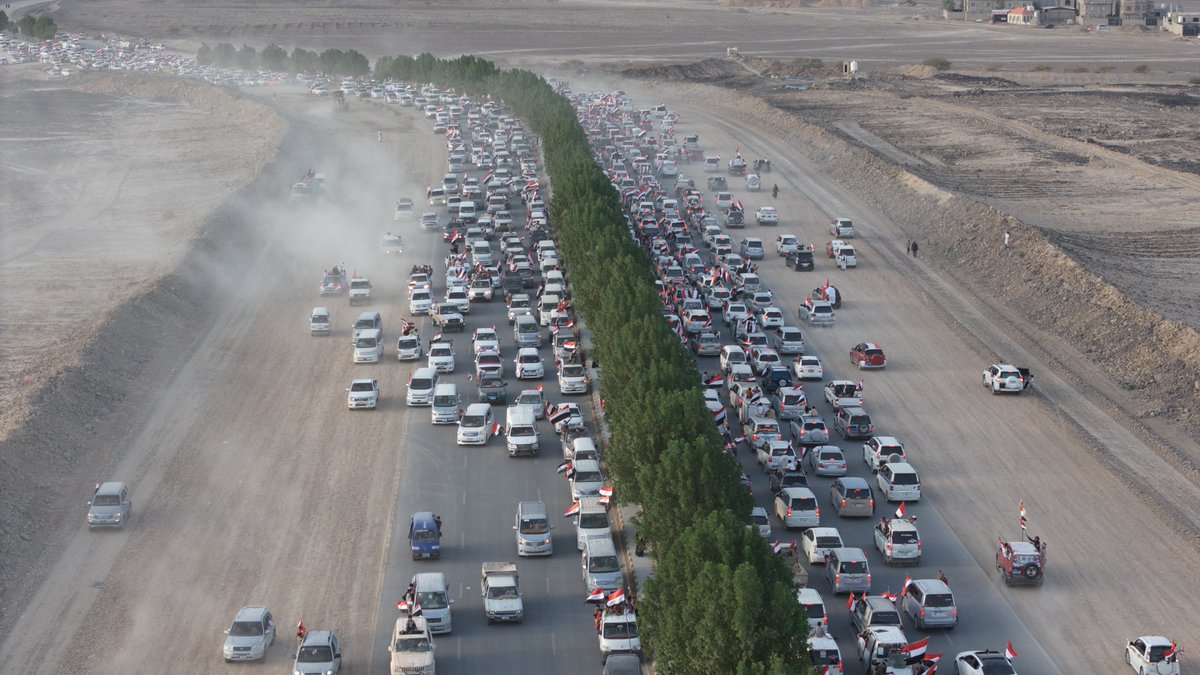Marib_gov's tweet photo. موكب سبتمبري جماهيري يجوب شوارع مأرب احتفاءً بالعيد الوطني الـ64 لثورة 26 سبتمبر المجيدة

26 سبتمبر 2026

شهدت مدينة مأرب، مساء اليوم السبت ، تنظيم موكب سبتمبري جماهيري بالسيارات، احتفاءً بالعيد الوطني الـ64 لثورة 26 سبتمبر المجيدة، في مشهد جماهيري عكس حضور المناسبة الوطنية في وجدان المواطنين، وما تمثله ثورتا سبتمبر وأكتوبر من رمزية وطنية وتاريخية لدى اليمنيين.

وانطلق الموكب من جولة صرواح، بمشاركة أعداد كبيرة من السيارات التي تزينت بالأعلام الوطنية، وجابت عدداً من الشوارع والميادين الرئيسية في المدينة، مروراً بميدان الشدادي، ثم ميدان مارد الجمهورية، وشارع الستين، وصولًا إلى ميدان الشهيد شعلان، وسط أجواء احتفالية اتسمت بالحماس والتفاعل الشعبي.

وردد المشاركون طوال مسار الموكب، الهتافات والشعارات السبتمبرية والأكتوبرية، فيما علت أصوات الأغاني الوطنية والأناشيد الثورية من السيارات المشاركة، في مشهد امتزجت فيه مظاهر الاحتفاء بالعيد مع استحضار المحطات النضالية في تاريخ اليمن المعاصر.

كما شهدت شوارع المدينة تفاعلاً من المواطنين مع الموكب، حيث اصطف عدد منهم على جانبي الطرق لمتابعة مساره، وسط أجواء جماهيرية عكست حالة التفاعل الشعبي الواسع مع الأعياد الوطنية.

وأكد المشاركون أن الاحتفاء بأعياد الثورة اليمنية يمثل مناسبة لاستعادة الذاكرة الوطنية واستحضار تضحيات الرعيل الأول من الثوار، والتأكيد على حضور القيم الجمهورية في الوعي الشعبي..مشيرين إلى أن المناسبات الوطنية تظل محطة لاستلهام معاني التضحية والنضال والتمسك بالهوية الوطنية.

وتأتي هذه الفعالية ضمن مظاهر الاحتفاء بالمناسبة الوطنية التي تشهدها مدينة مأرب، وتتنوع بين الفعاليات الرسمية والشعبية والجماهيرية، لاستحضار دلالات ثورتي سبتمبر وأكتوبر، وما حملتاه من تطلعات نحو الحرية والجمهورية وبناء الدولة اليمنية الحديثة.

https://t.co/yoF3rAOtae