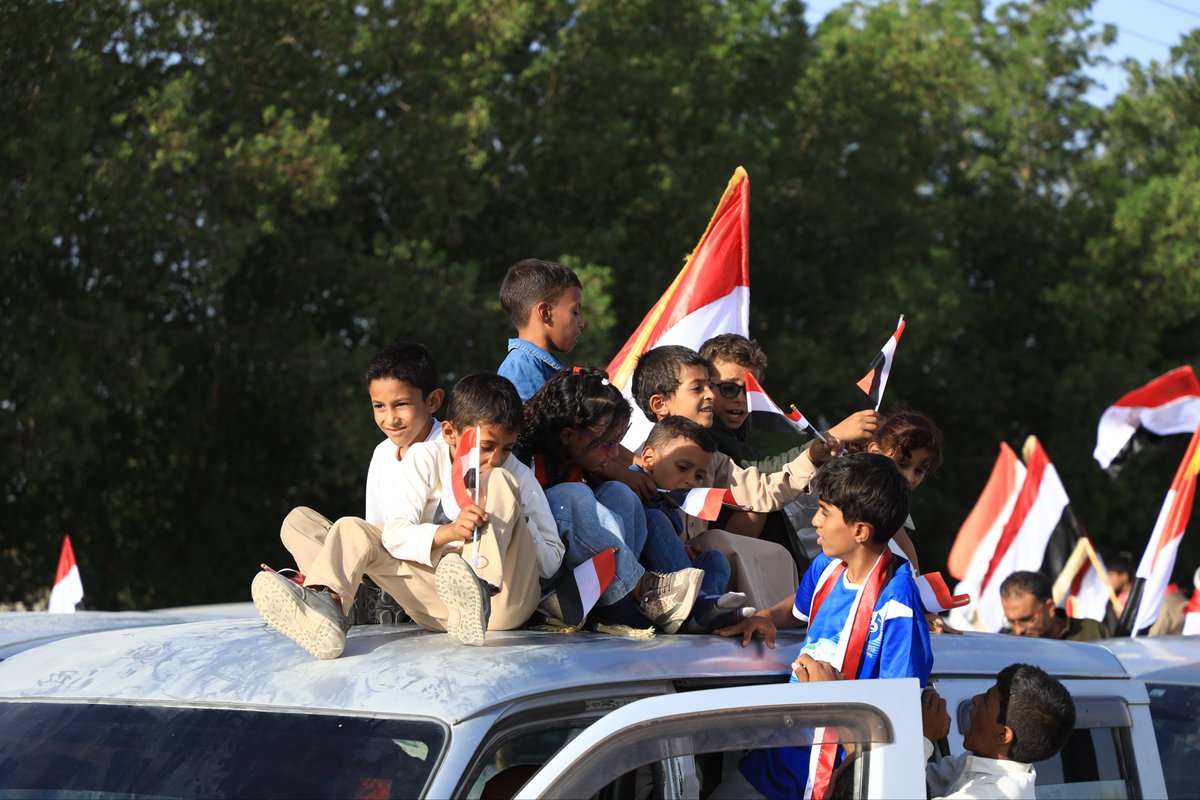 Marib_gov's tweet photo. موكب سبتمبري جماهيري يجوب شوارع مأرب احتفاءً بالعيد الوطني الـ64 لثورة 26 سبتمبر المجيدة

26 سبتمبر 2026

شهدت مدينة مأرب، مساء اليوم السبت ، تنظيم موكب سبتمبري جماهيري بالسيارات، احتفاءً بالعيد الوطني الـ64 لثورة 26 سبتمبر المجيدة، في مشهد جماهيري عكس حضور المناسبة الوطنية في وجدان المواطنين، وما تمثله ثورتا سبتمبر وأكتوبر من رمزية وطنية وتاريخية لدى اليمنيين.

وانطلق الموكب من جولة صرواح، بمشاركة أعداد كبيرة من السيارات التي تزينت بالأعلام الوطنية، وجابت عدداً من الشوارع والميادين الرئيسية في المدينة، مروراً بميدان الشدادي، ثم ميدان مارد الجمهورية، وشارع الستين، وصولًا إلى ميدان الشهيد شعلان، وسط أجواء احتفالية اتسمت بالحماس والتفاعل الشعبي.

وردد المشاركون طوال مسار الموكب، الهتافات والشعارات السبتمبرية والأكتوبرية، فيما علت أصوات الأغاني الوطنية والأناشيد الثورية من السيارات المشاركة، في مشهد امتزجت فيه مظاهر الاحتفاء بالعيد مع استحضار المحطات النضالية في تاريخ اليمن المعاصر.

كما شهدت شوارع المدينة تفاعلاً من المواطنين مع الموكب، حيث اصطف عدد منهم على جانبي الطرق لمتابعة مساره، وسط أجواء جماهيرية عكست حالة التفاعل الشعبي الواسع مع الأعياد الوطنية.

وأكد المشاركون أن الاحتفاء بأعياد الثورة اليمنية يمثل مناسبة لاستعادة الذاكرة الوطنية واستحضار تضحيات الرعيل الأول من الثوار، والتأكيد على حضور القيم الجمهورية في الوعي الشعبي..مشيرين إلى أن المناسبات الوطنية تظل محطة لاستلهام معاني التضحية والنضال والتمسك بالهوية الوطنية.

وتأتي هذه الفعالية ضمن مظاهر الاحتفاء بالمناسبة الوطنية التي تشهدها مدينة مأرب، وتتنوع بين الفعاليات الرسمية والشعبية والجماهيرية، لاستحضار دلالات ثورتي سبتمبر وأكتوبر، وما حملتاه من تطلعات نحو الحرية والجمهورية وبناء الدولة اليمنية الحديثة.

https://t.co/yoF3rAOtae