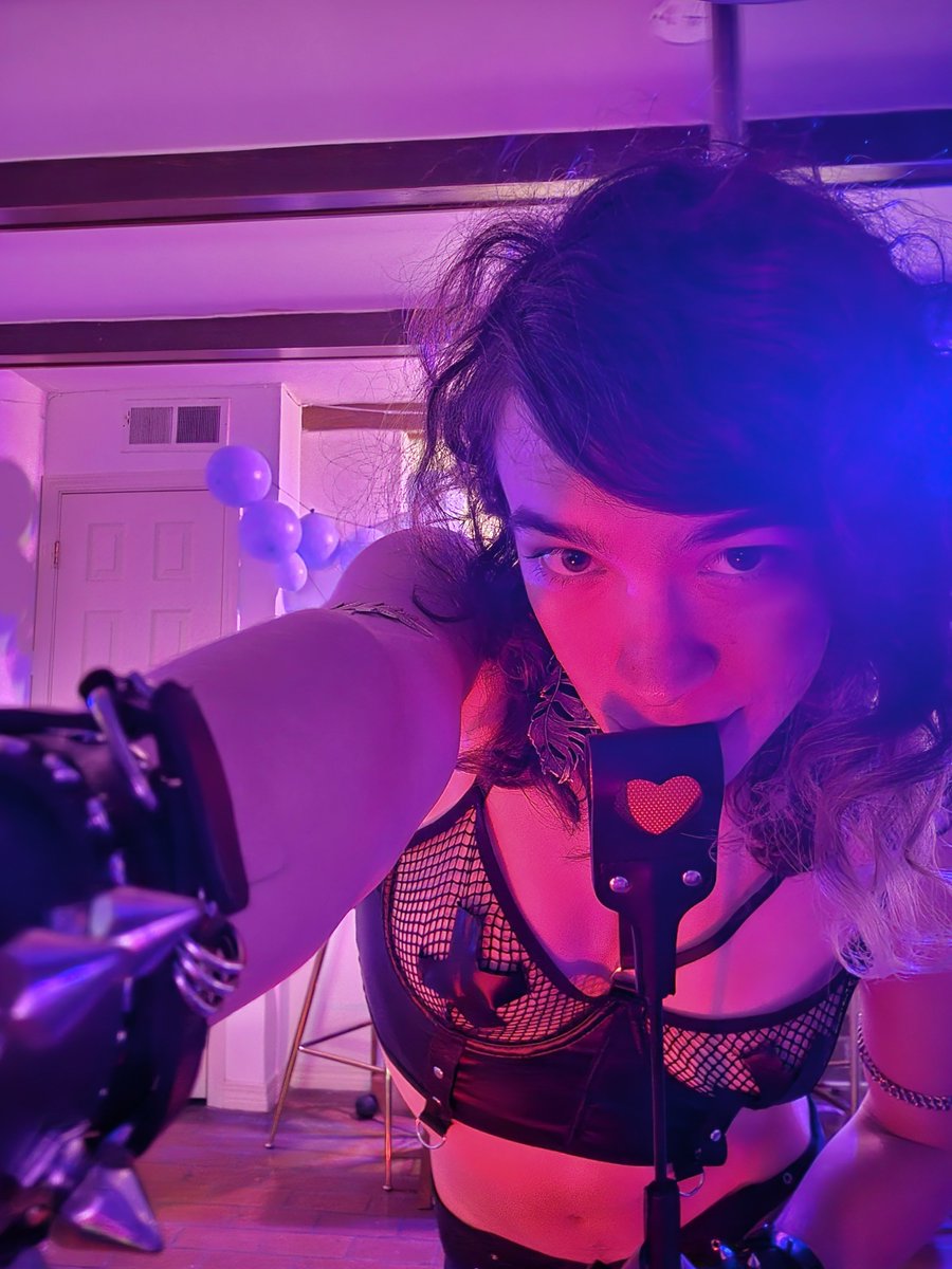 izzyfluffy7734's tweet photo. Don't worry sweetie pie, it'll just be a lil love tap... unless you beg for more 😏
#femdom #sadist #softdom #dom #kink #bdsm #impactplay #ridingcrop #beg #trans #mommy https://t.co/scDuyIv3YW