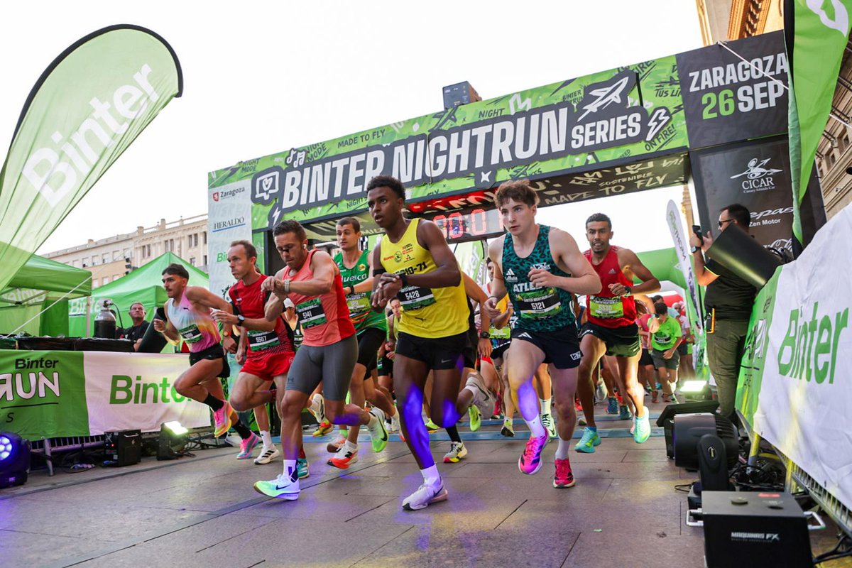 BinterNightRun's tweet photo. 👟🏃🏻‍➡️🏃🏻‍♀️‍➡️✈️ Salida de la distancia 5K de la Binter NightRun Zaragoza by Heraldo.

#BinterNightRun #binter #heraldo #Zaragoza #carreranocturna #batucada #musica #running #runners https://t.co/Gj4hFsOaUP