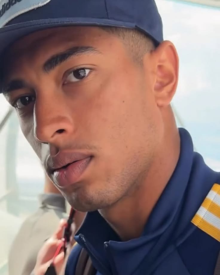 judeframes's tweet photo. os olhos mais lindos do mundo sim mas quero falar das orelhas grandes proporciais ao adulto limpinhas queria dar um cheiro nelas e morder até ele olhar desse jeito pra minha cara e ameaçar chamar a polícia pra mim perguntando como vc entrou na minha casa mulher maluca https://t.co/E4Js4hNGt9
