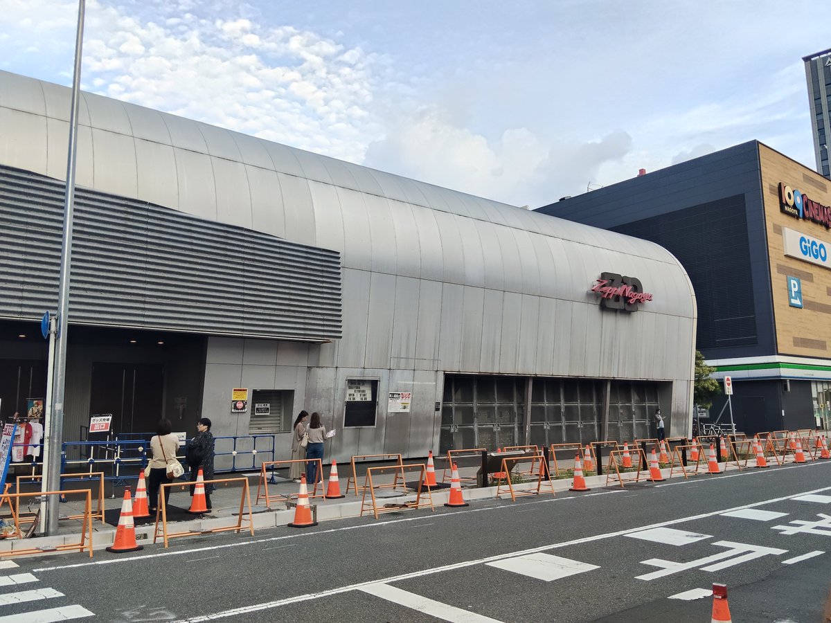 Ame0i44's tweet photo. 久しぶりのZepp名古屋
杉山清貴さん2days
しかも1日目が2列目、2日目が5列目という普通なら良席なんだが…
お付き合いなので曲しらないし
周りは古参のファンばかりだし
完全アウェイw

ライブは良かったです😄 https://t.co/VDMI1rWRdZ
