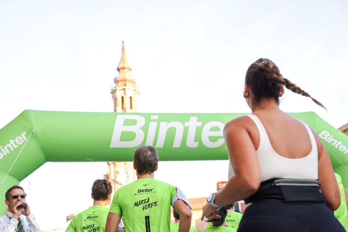 BinterNightRun's tweet photo. 👟🏃🏻‍➡️🏃🏻‍♀️‍➡️✈️ Salida de la distancia 5K de la Binter NightRun Zaragoza by Heraldo.

#BinterNightRun #binter #heraldo #Zaragoza #carreranocturna #batucada #musica #running #runners https://t.co/Gj4hFsOaUP