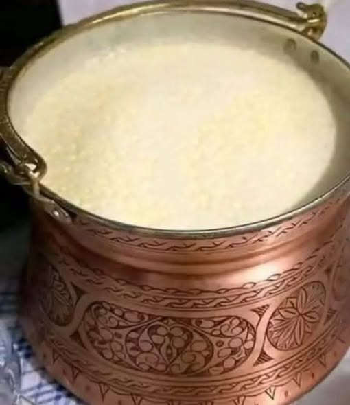 TOPRAK_2_'s tweet photo. süt bozulursa yoğurt olur. 
yoğurt süt'ten daha değerlidir. 
daha kötüleşirse peynir oluyor.
peynir yoğurt'tan da süt'ten de değerli'dir. 
ve üzüm suyu ekşiye dönüşürse 
üzüm suyundan bile pahalı şaraba dönüşür. 
hatalar yaptığın için kötü değilsin.
hatalar, 
seni bir insan olarak daha değerli kılan deneyimlerdir. 
kristof kolomb, 
amerika'yı keşfetmesine neden olan bir navigasyon hatası yaptı. 
alexander fleming'in hatası onu penisilin'i icat etmeye yönlendirdi. 
hatalarınızın sizi üzmesine izin vermeyin. 
mükemmel yapan pratik değildir. 
kusursuz yapan, 
ders aldığımız hatalardır.
Johan Strauss.. La Valse De Paris..
...