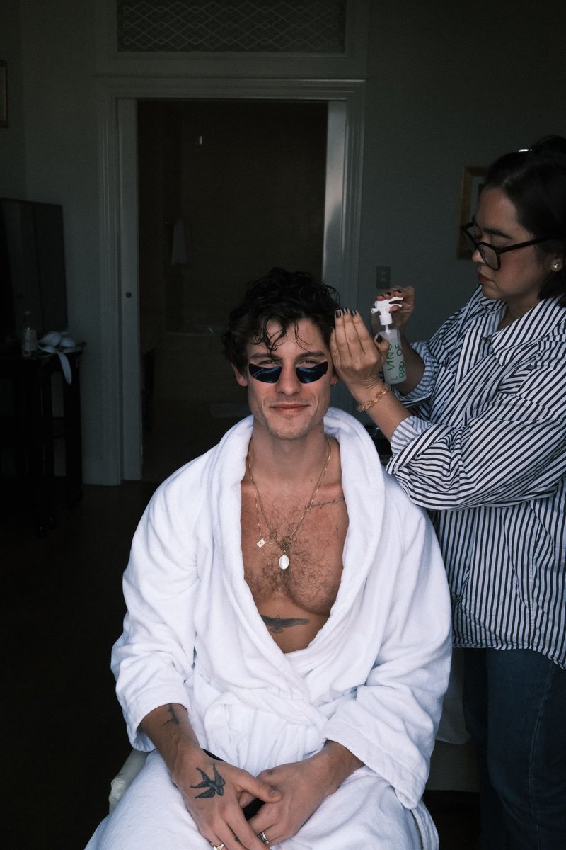 MendesNotified's tweet photo. More photos (and silly captions) from Shawn’s recent article with @voguemagazine 🥹

“Went out to get a coffee, saw this guy on a billboard”

“Post show gelato” https://t.co/vNVhVkr4cX