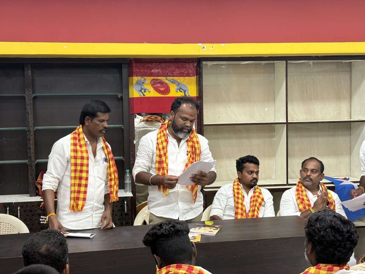 VijayAnban_offl's tweet photo. தாராபுரம் சட்டமன்றத் தொகுதி இடைத்தேர்தலை முன்னிட்டு, தொகுதிப் பொறுப்பாளர்கள் மற்றும் கழகத் தோழர்களுடனான தேர்தல் ஆலோசனைக் கூட்டத்தில் கலந்துகொண்ட பொழுது.

வாக்குச்சாவடி அளவிலான பணிகள், வீடு வீடாகச் சென்று பொதுமக்களையும் தாய்மார்களையும் நேரில் சந்தித்து வாக்கு சேகரிக்கும் வியூகங்கள் குறித்து விரிவாகக் கலந்தாலோசிக்கப்பட்டது.

@CMOTamilnadu | @VijayAnbanMLA 
@TVKITWingMaduri | @BussyAnand 
#DharapuramByPoll #ElectionCampaign #TVKFieldWork #MLAMaduraiNorth