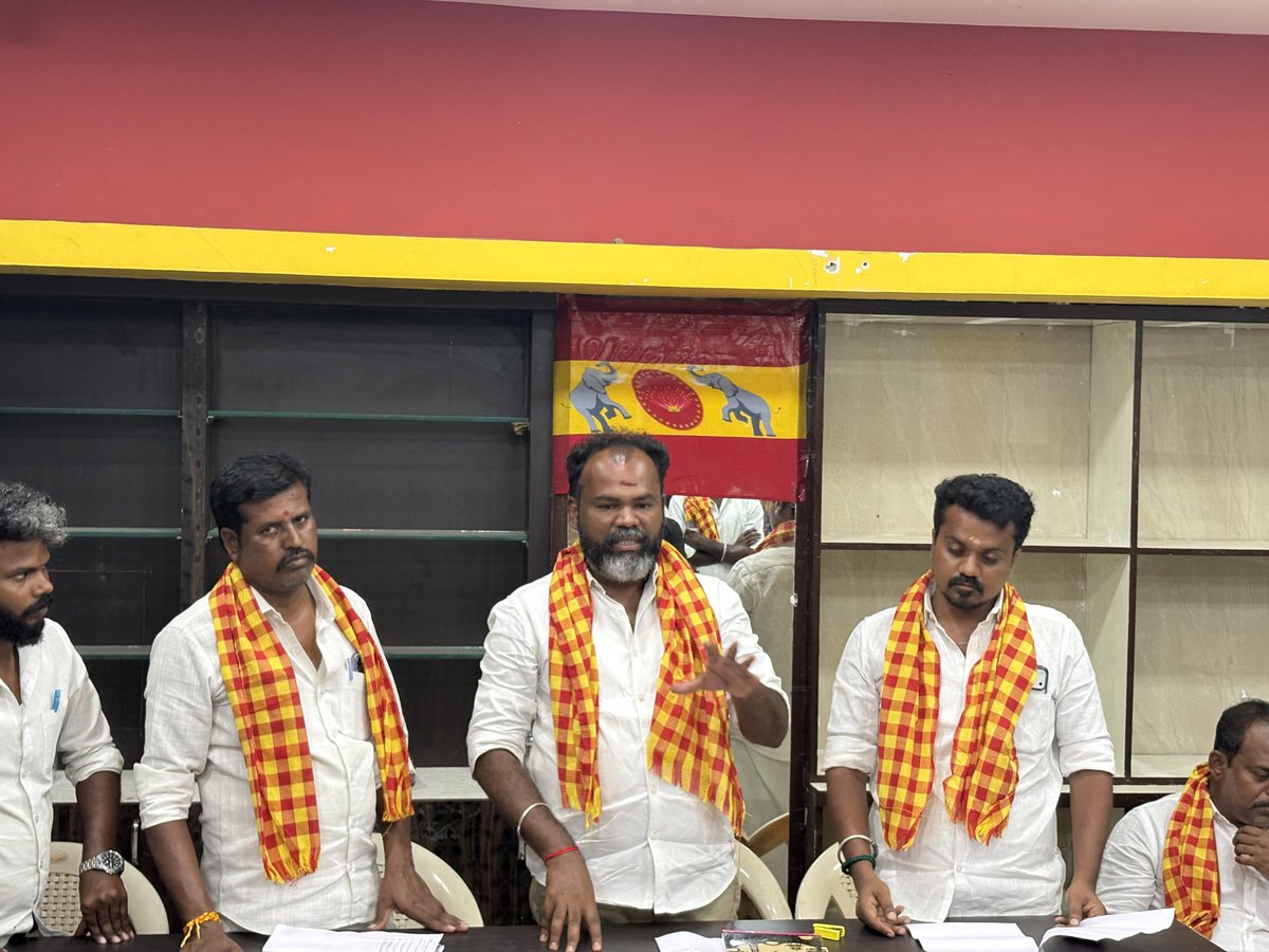 VijayAnban_offl's tweet photo. தாராபுரம் சட்டமன்றத் தொகுதி இடைத்தேர்தலை முன்னிட்டு, தொகுதிப் பொறுப்பாளர்கள் மற்றும் கழகத் தோழர்களுடனான தேர்தல் ஆலோசனைக் கூட்டத்தில் கலந்துகொண்ட பொழுது.

வாக்குச்சாவடி அளவிலான பணிகள், வீடு வீடாகச் சென்று பொதுமக்களையும் தாய்மார்களையும் நேரில் சந்தித்து வாக்கு சேகரிக்கும் வியூகங்கள் குறித்து விரிவாகக் கலந்தாலோசிக்கப்பட்டது.

@CMOTamilnadu | @VijayAnbanMLA 
@TVKITWingMaduri | @BussyAnand 
#DharapuramByPoll #ElectionCampaign #TVKFieldWork #MLAMaduraiNorth
