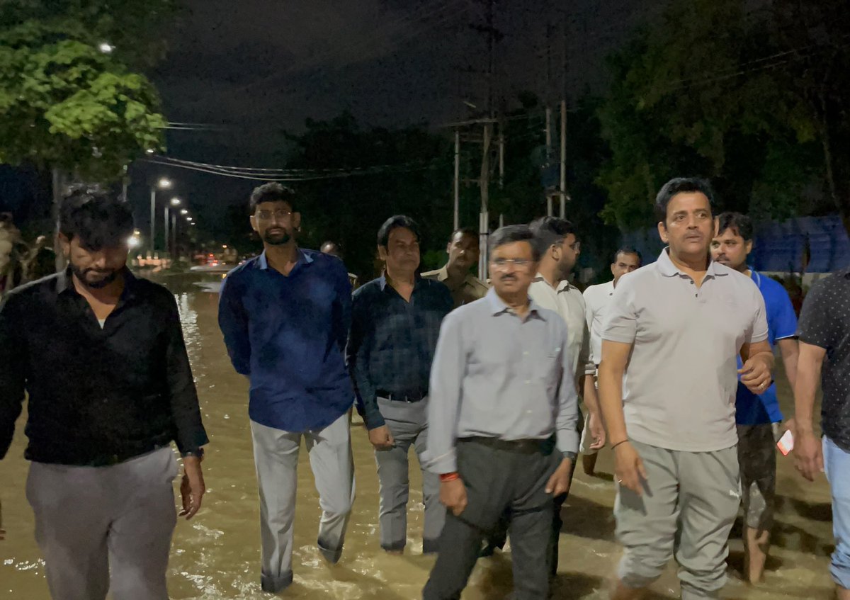 ravikishann's tweet photo. पिछले 48 घंटों से लगातार हो रही बारिश के कारण शहर के कई हिस्सों में सड़��ों पर पोटहोल्स और जलभराव की स्थिति बनी है। नगर निगम की टीमें लगातार फील्ड में हैं और पोटहोल्स को चिन्हित कर प्राथमिकता के आधार पर उनके भराव और मरम्मत का कार्य किया जा रहा है। हमने सभी संबंधित अधिकारियों और फील्ड टीमों को निर्देश दिए हैं कि प्रमुख मार्गों और संवेदनशील क्षेत्रों में लगातार निगरानी रखी जाए। बारिश के कारण जहां भी सड़कें प्रभावित हुई हैं, वहां स्थिति सामान्य होते ही मरम्मत का���्य को और तेज किया जाएगा। नगर निगम की प्राथमिकता शहरवासियों की सुरक्षा और सुगम आवागमन सुनिश्चित करना है। हमारी टीमें लगातार ग्राउंड पर काम कर रही हैं और स्थिति की निरंतर निगरानी की जा रही है।
