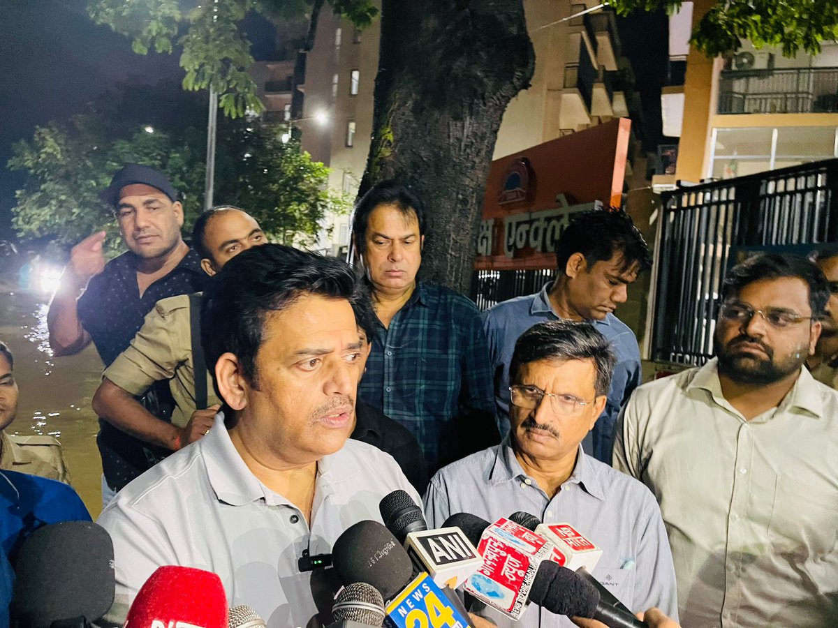 ravikishann's tweet photo. पिछले 48 घंटों से लगातार हो रही बारिश के कारण शहर के कई हिस्सों में सड़��ों पर पोटहोल्स और जलभराव की स्थिति बनी है। नगर निगम की टीमें लगातार फील्ड में हैं और पोटहोल्स को चिन्हित कर प्राथमिकता के आधार पर उनके भराव और मरम्मत का कार्य किया जा रहा है। हमने सभी संबंधित अधिकारियों और फील्ड टीमों को निर्देश दिए हैं कि प्रमुख मार्गों और संवेदनशील क्षेत्रों में लगातार निगरानी रखी जाए। बारिश के कारण जहां भी सड़कें प्रभावित हुई हैं, वहां स्थिति सामान्य होते ही मरम्मत का���्य को और तेज किया जाएगा। नगर निगम की प्राथमिकता शहरवासियों की सुरक्षा और सुगम आवागमन सुनिश्चित करना है। हमारी टीमें लगातार ग्राउंड पर काम कर रही हैं और स्थिति की निरंतर निगरानी की जा रही है।