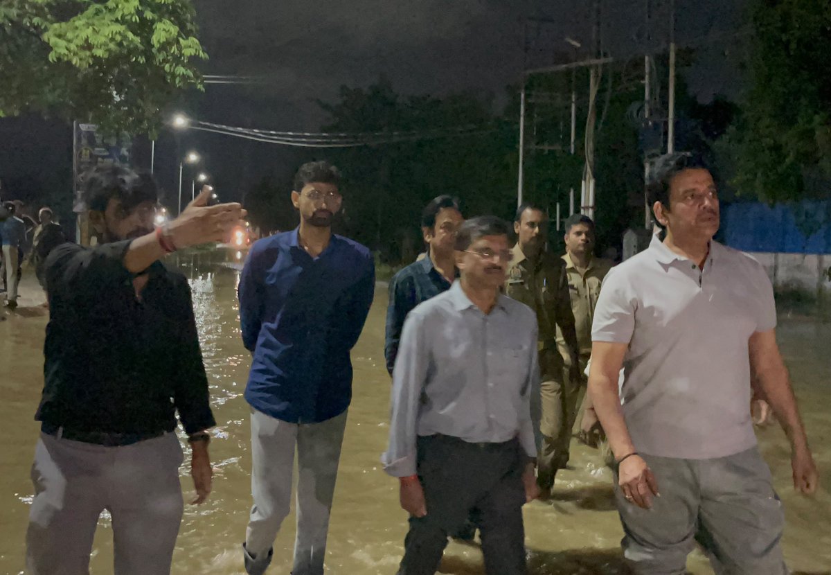 ravikishann's tweet photo. पिछले 48 घंटों से लगातार हो रही बारिश के कारण शहर के कई हिस्सों में सड़��ों पर पोटहोल्स और जलभराव की स्थिति बनी है। नगर निगम की टीमें लगातार फील्ड में हैं और पोटहोल्स को चिन्हित कर प्राथमिकता के आधार पर उनके भराव और मरम्मत का कार्य किया जा रहा है। हमने सभी संबंधित अधिकारियों और फील्ड टीमों को निर्देश दिए हैं कि प्रमुख मार्गों और संवेदनशील क्षेत्रों में लगातार निगरानी रखी जाए। बारिश के कारण जहां भी सड़कें प्रभावित हुई हैं, वहां स्थिति सामान्य होते ही मरम्मत का���्य को और तेज किया जाएगा। नगर निगम की प्राथमिकता शहरवासियों की सुरक्षा और सुगम आवागमन सुनिश्चित करना है। हमारी टीमें लगातार ग्राउंड पर काम कर रही हैं और स्थिति की निरंतर निगरानी की जा रही है।