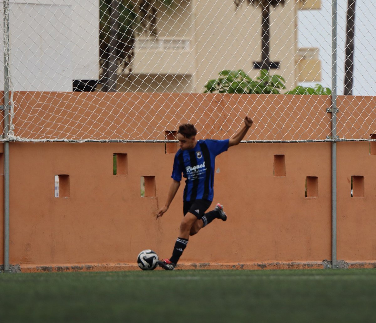 UDLONGUERA's tweet photo. 🔵⚫️ INFANTIL B ⚫️🔵
📸 Algunas imágenes de la primera mitad.
#SaleElSol #udlt https://t.co/Hs7S97iZBB