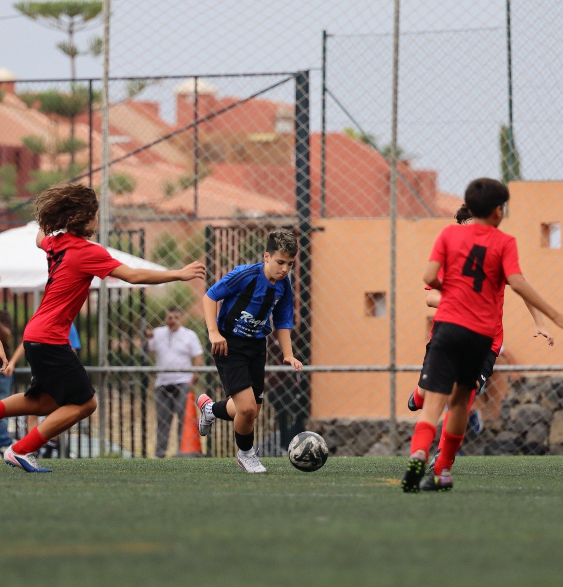UDLONGUERA's tweet photo. 🔵⚫️ INFANTIL B ⚫️🔵
📸 Algunas imágenes de la primera mitad.
#SaleElSol #udlt https://t.co/Hs7S97iZBB