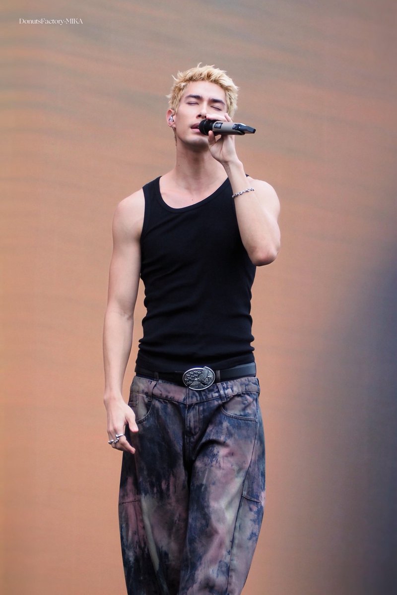 halfgiggles's tweet photo. OMFG TANK TOP MIKA😍🔥
#Mika #mikah
#米卡 #มิกะ #橋爪ミカ
#BazaarGala
#musicfestival https://t.co/3nFWkGjSjL
