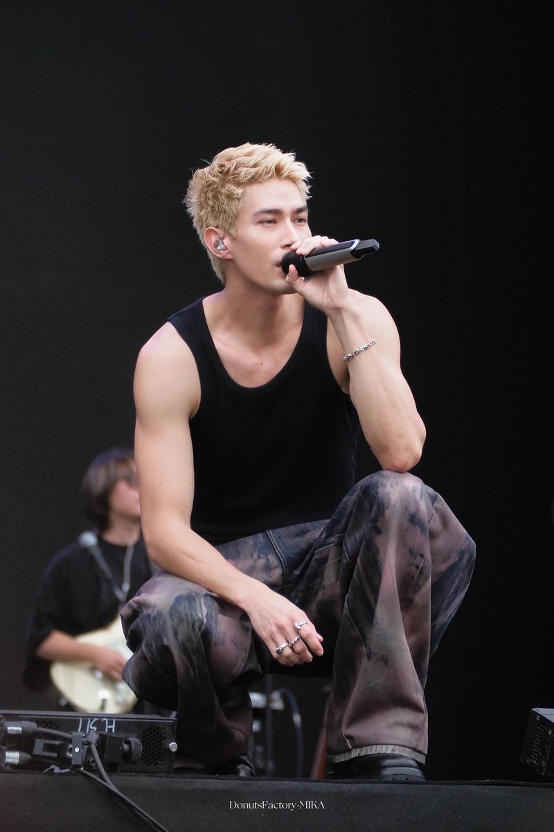 halfgiggles's tweet photo. OMFG TANK TOP MIKA😍🔥
#Mika #mikah
#米卡 #มิกะ #橋爪ミカ
#BazaarGala
#musicfestival https://t.co/3nFWkGjSjL