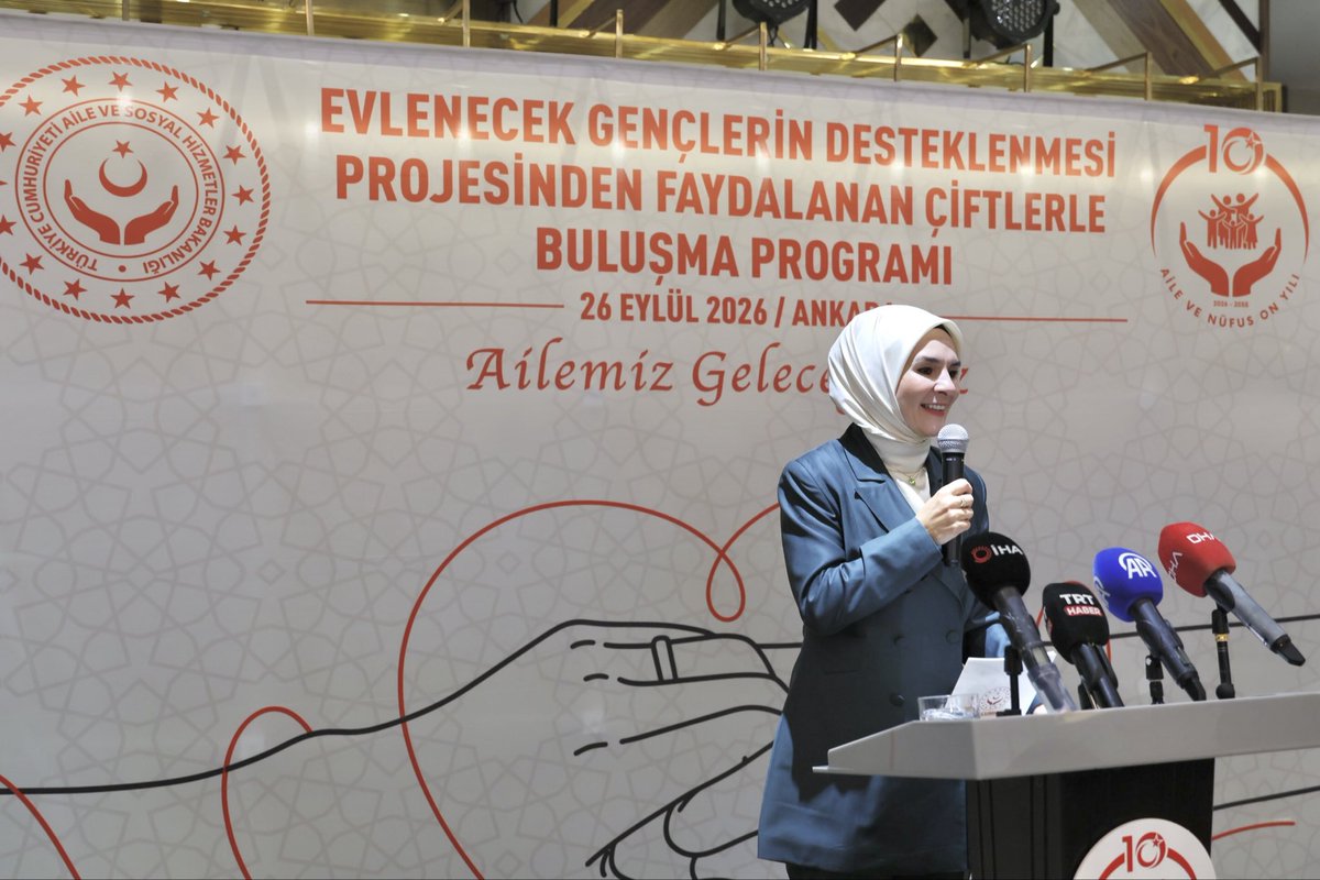 MahinurOzdemir's tweet photo. Ankara’da Aile ve Gençlik Fonumuzdan yararlanan genç çiftlerimizle bir araya geldik.

Biz, kurulan her bir yuvayı medeniyetimizin geleceğe uzanan köprüleri görüyoruz.

Bu anlayışla hayata geçirdiğimiz Aile ve Gençlik Fonumuz ile bugüne kadar 222 bin 982 gencimize 21 milyar lirayı aşkın destek sunduk. Bu yuvalarda 22 binin üzerinde yavrumuz dünyaya gözlerini açtı.

Gençlerimizin yanında olmaya ve aile hikâyelerimizi büyütmeye devam edeceğiz.

Rabbim kurdukları yuvaları daim ve bereketli eylesin.