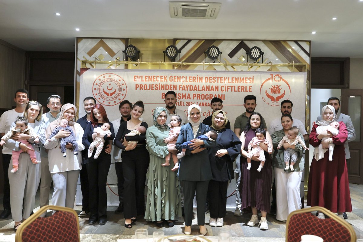 MahinurOzdemir's tweet photo. Ankara’da Aile ve Gençlik Fonumuzdan yararlanan genç çiftlerimizle bir araya geldik.

Biz, kurulan her bir yuvayı medeniyetimizin geleceğe uzanan köprüleri görüyoruz.

Bu anlayışla hayata geçirdiğimiz Aile ve Gençlik Fonumuz ile bugüne kadar 222 bin 982 gencimize 21 milyar lirayı aşkın destek sunduk. Bu yuvalarda 22 binin üzerinde yavrumuz dünyaya gözlerini açtı.

Gençlerimizin yanında olmaya ve aile hikâyelerimizi büyütmeye devam edeceğiz.

Rabbim kurdukları yuvaları daim ve bereketli eylesin.