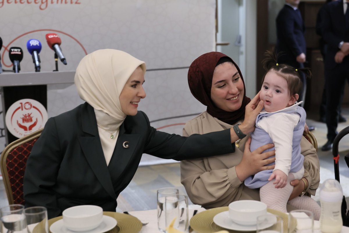 MahinurOzdemir's tweet photo. Ankara’da Aile ve Gençlik Fonumuzdan yararlanan genç çiftlerimizle bir araya geldik.

Biz, kurulan her bir yuvayı medeniyetimizin geleceğe uzanan köprüleri görüyoruz.

Bu anlayışla hayata geçirdiğimiz Aile ve Gençlik Fonumuz ile bugüne kadar 222 bin 982 gencimize 21 milyar lirayı aşkın destek sunduk. Bu yuvalarda 22 binin üzerinde yavrumuz dünyaya gözlerini açtı.

Gençlerimizin yanında olmaya ve aile hikâyelerimizi büyütmeye devam edeceğiz.

Rabbim kurdukları yuvaları daim ve bereketli eylesin.