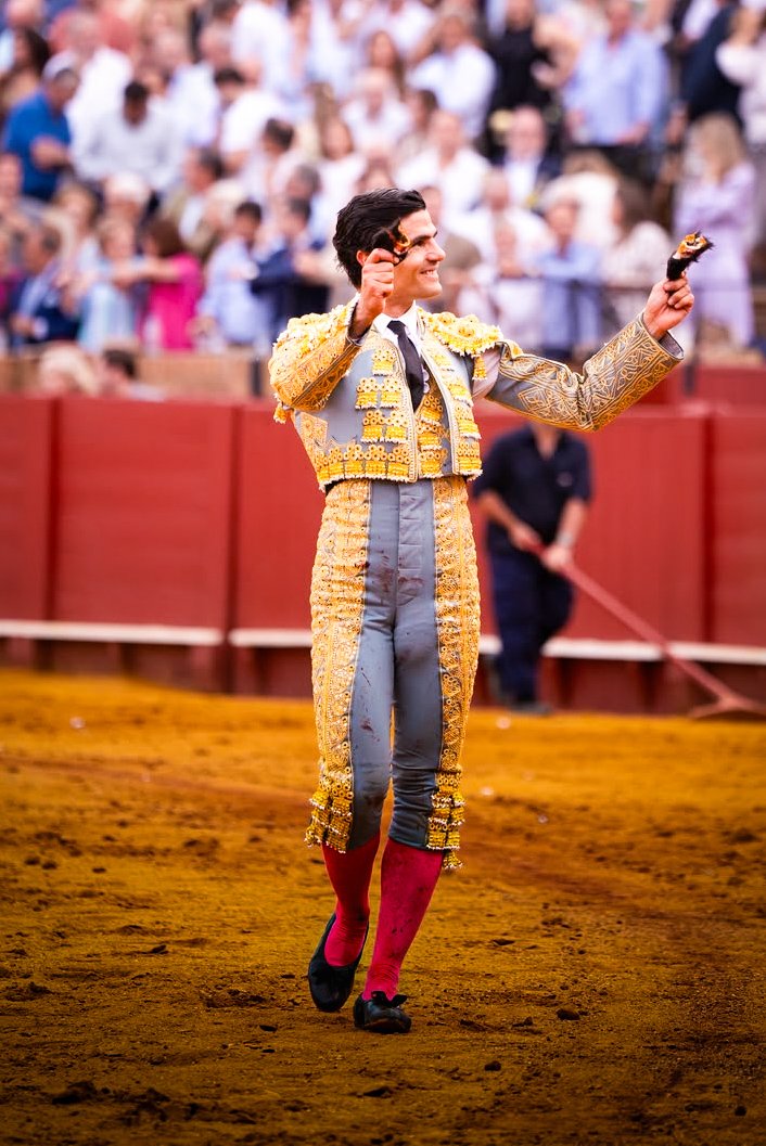 pabloaguadocom's tweet photo. Sevilla. Pablo Aguado corta dos orejas de su primero de la tarde, «Iniciado» de Jandilla, tras una gran faena. https://t.co/VHJTd8lNlb