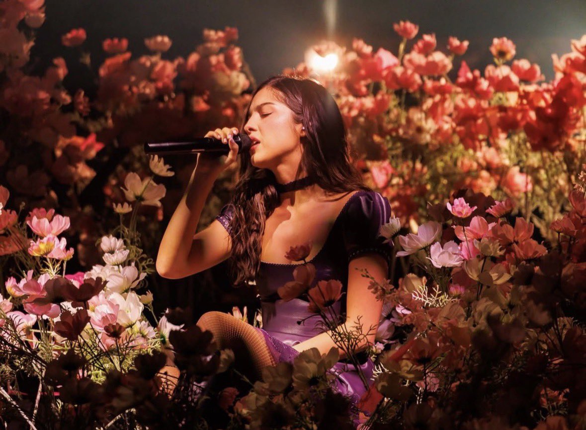 oliviarodrbr's tweet photo. “Flores. Chuva. Um vestido se desfazendo. Isso sim é uma estrela do rock — ela nunca esteve tão vibrante. É um show totalmente insano — a noite inteira é repleta da energia
‘Fuck it, whatever’ dela.”

— Rolling Stone sobre Olivia Rodrigo na review da noite de abertura da The Unraveled Tour.