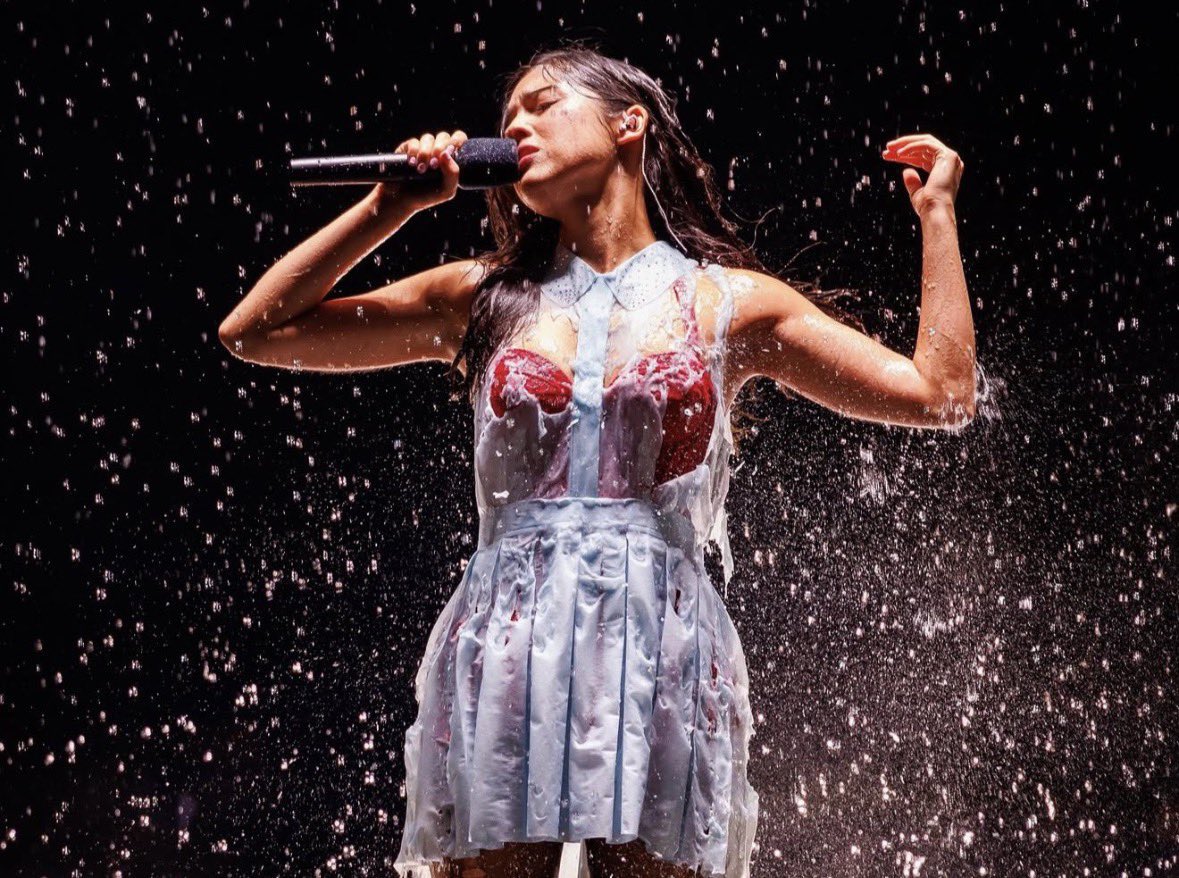 oliviarodrbr's tweet photo. “Flores. Chuva. Um vestido se desfazendo. Isso sim é uma estrela do rock — ela nunca esteve tão vibrante. É um show totalmente insano — a noite inteira é repleta da energia
‘Fuck it, whatever’ dela.”

— Rolling Stone sobre Olivia Rodrigo na review da noite de abertura da The Unraveled Tour.