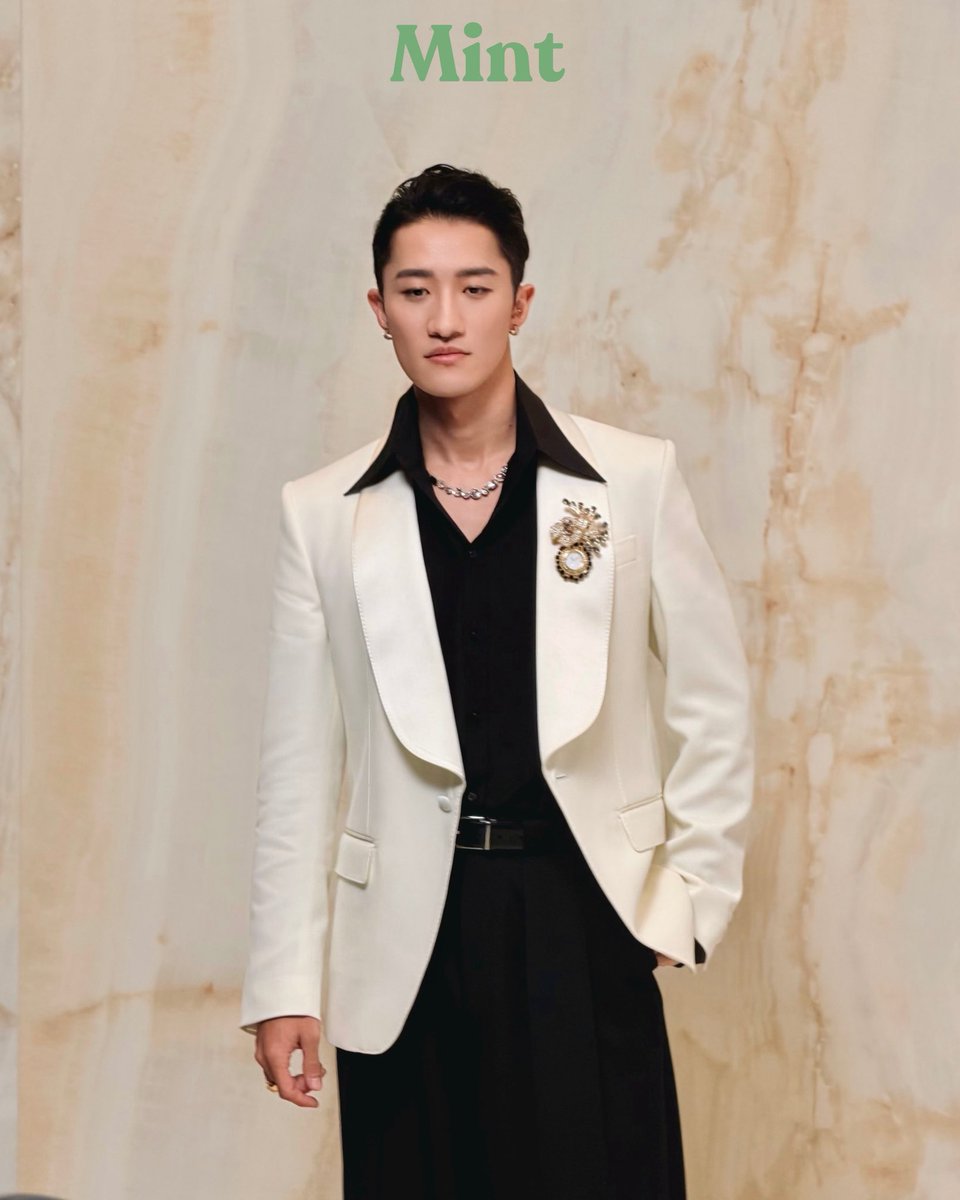 OneilyMusic's tweet photo. Hikaru Iwamoto looks incredible at the Dolce &amp; Gabbana Show during Milan Fashion Week. https://t.co/J6sbBkeCll