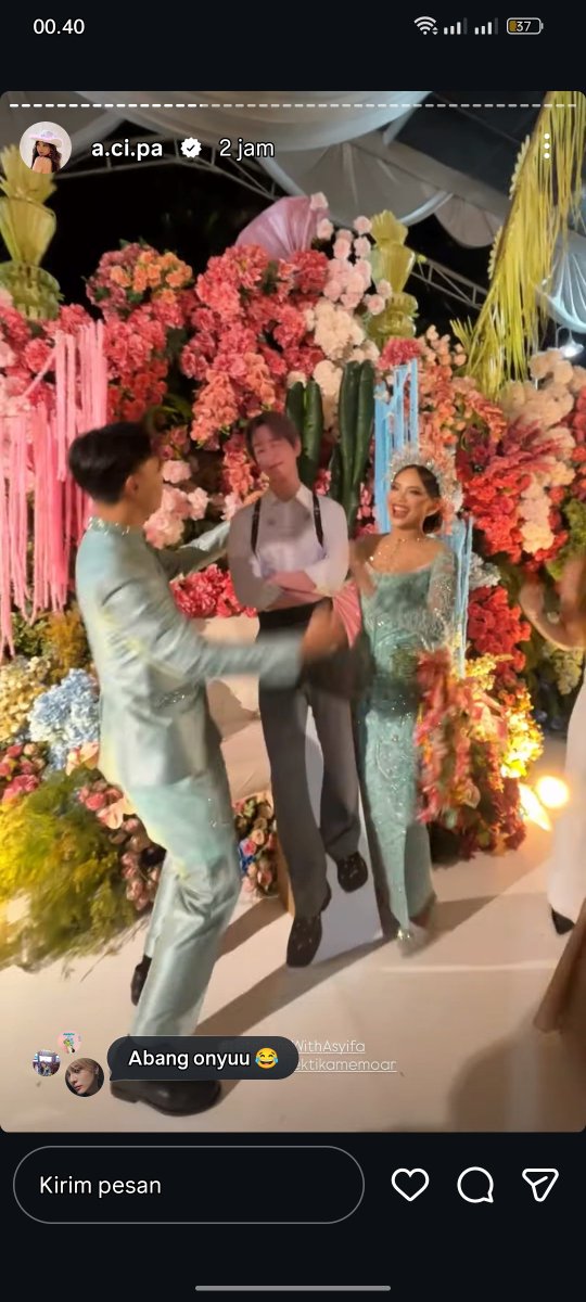 AryaMVP19's tweet photo. Wedding SHINee coded 😂 Lucu banget nonton swnya acipa, wedding dressnya SHINee banget
Terus ada yang bawa standee Jinki, maa dibogem sama Denis pulak 😭 https://t.co/RlfShUZYCM