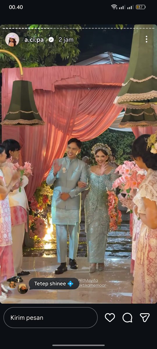 AryaMVP19's tweet photo. Wedding SHINee coded 😂 Lucu banget nonton swnya acipa, wedding dressnya SHINee banget
Terus ada yang bawa standee Jinki, maa dibogem sama Denis pulak 😭 https://t.co/RlfShUZYCM