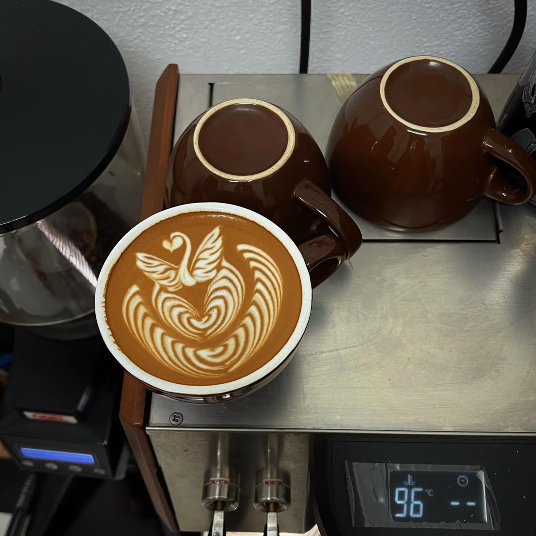 violetandersoni's tweet photo. Shengz Style. Coffee art designed by @barista_shengz. https://t.co/wPidEyZC1T
