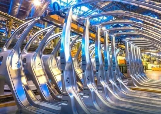 PerspectiveDZ's tweet photo. [#Industrie][#Automobile] 

L’équipementier algérien BOKS obtient une concession foncière pour produire des pièces de carrosserie pour FIAT 

Le projet prévoit la production de parties métalliques de carrosserie par emboutissage et formage.

Parmi les pièces prévues figurent notamment les pavillons de toit, les traverses de portes, les planchers de carrosserie, les traverses de pare-chocs ainsi que les planchers de coffre.

L’unité devrait disposer d’une capacité de production annuelle de trois millions d’unités. Le projet devrait également permettre la création d’environ 107 emplois directs.

BOKS avait conclu en février dernier un contrat de sous-traitance avec le groupe Stellantis pour fournir ces types de pièces à l’usine de fabrication des véhicules de la marque Fiat en Algérie.