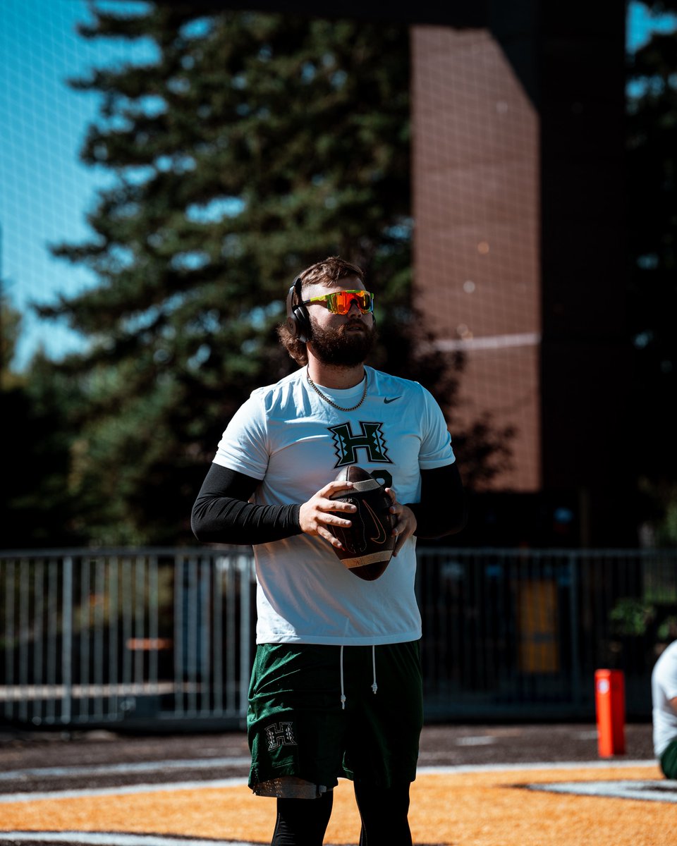 HawaiiFootball's tweet photo. Checking in from 7,220 🏔️

#BRADDAHHOOD x #GoBows https://t.co/e3OwK4PkqX