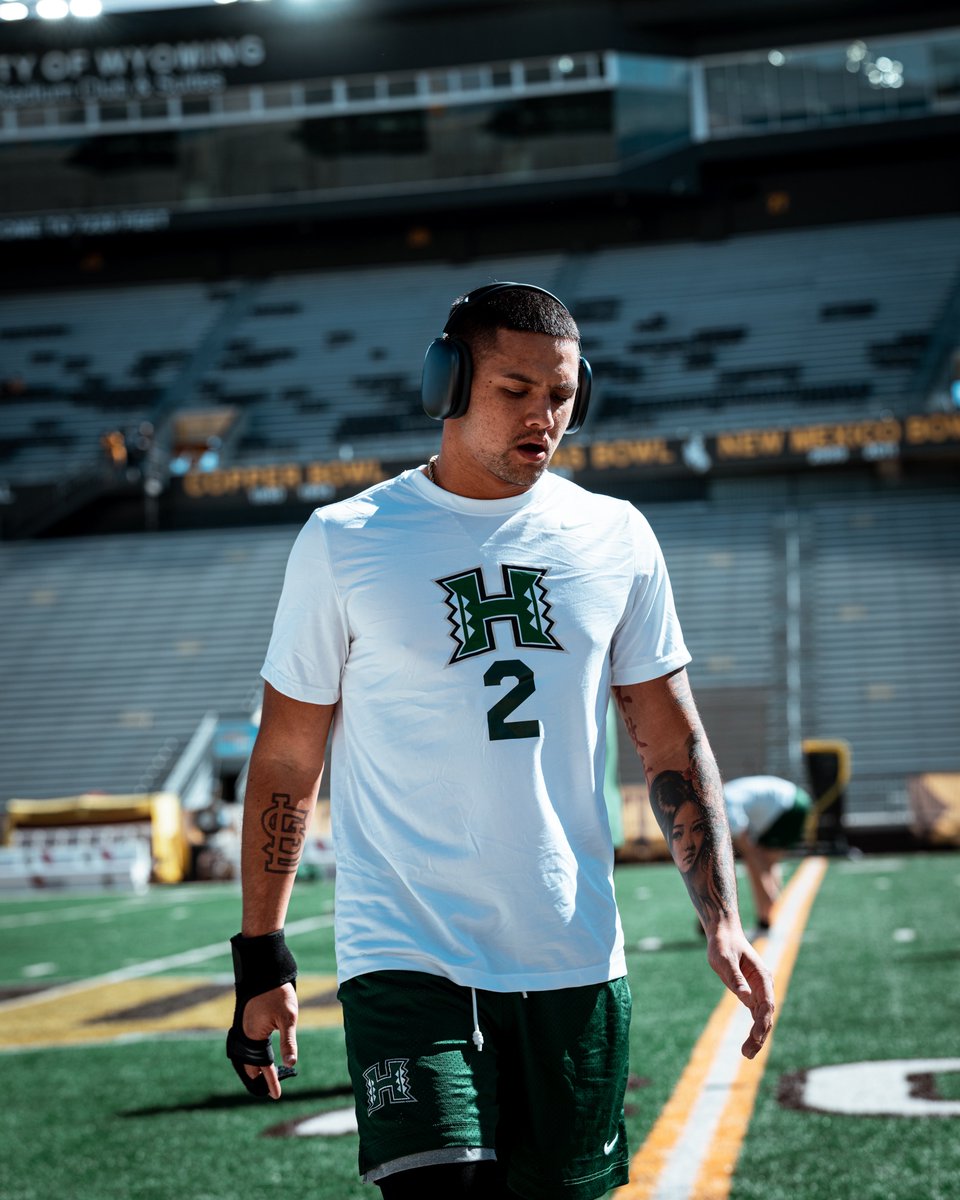 HawaiiFootball's tweet photo. Checking in from 7,220 🏔️

#BRADDAHHOOD x #GoBows https://t.co/e3OwK4PkqX