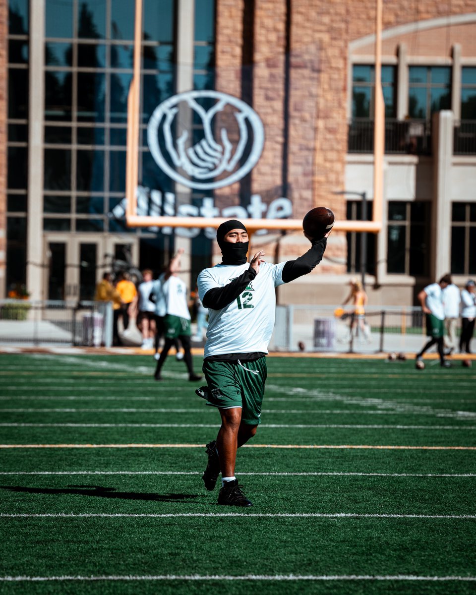 HawaiiFootball's tweet photo. Checking in from 7,220 🏔️

#BRADDAHHOOD x #GoBows https://t.co/e3OwK4PkqX