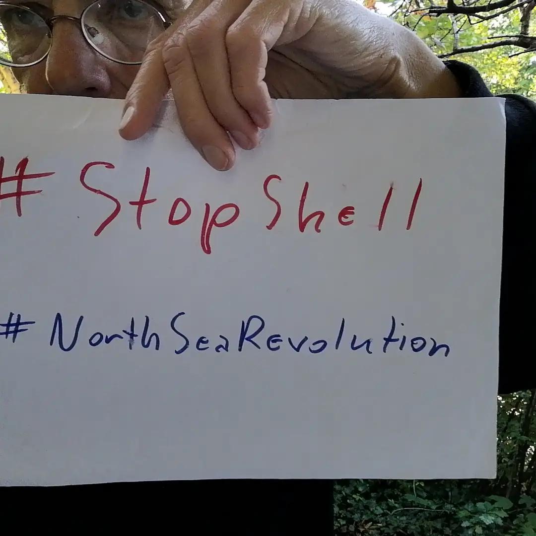 stamberg_e96884's tweet photo. Hi
@KaoHua3 ,
I stand with you to #StopShell!
I nominate every person under this tweet.
It's URGENT:
@shell
plans to leave parts of old oil platform with 11,000 tonnes of oil and toxicwaste in the #NorthSea.
@Greenpeace https://t.co/amReoZCDyp