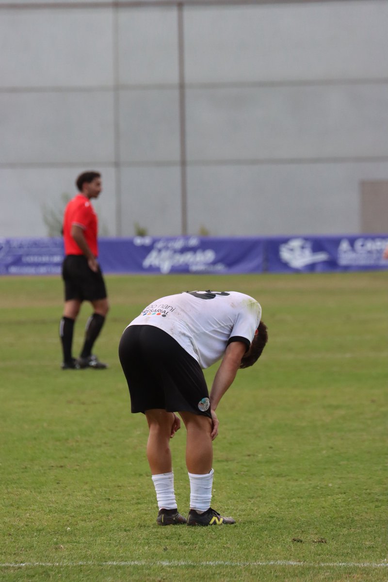BaseUDS's tweet photo. +90’ | 4-0 | Derrota de nuestro filial, al que se le complicó el partido ante un buen @cd_villaralbo en apenas dos minutos. ¡Seguimos trabajando duro para conseguir adaptarnos a una categoría exigente cuanto antes!
¡Cabeza arriba, chavales! 🤍🖤
#BaseUDS https://t.co/sy3zIuGzrU