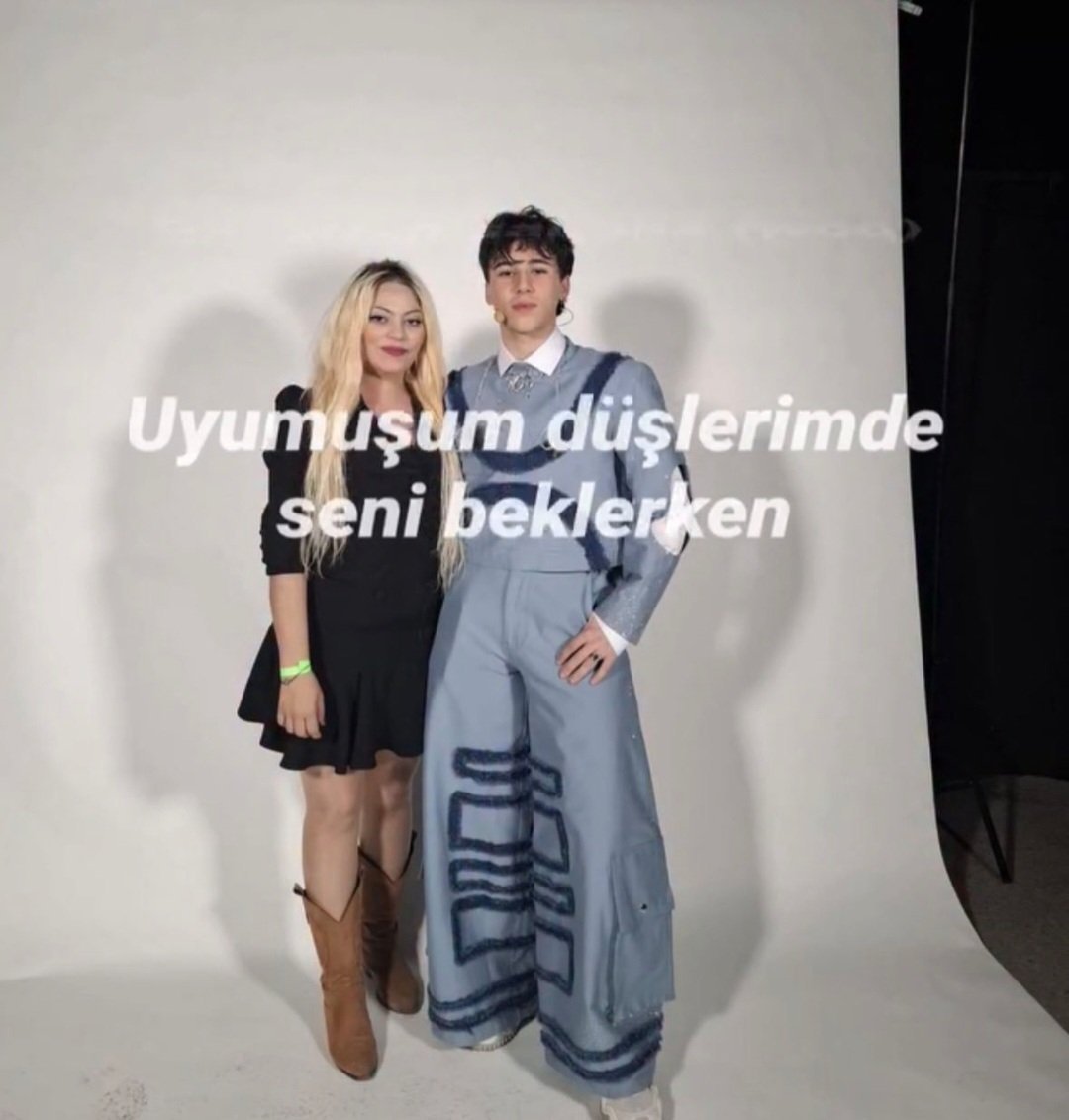mel_7_mel_'s tweet photo. Efe daha 19 yaşında olduğu için seneyede giyer diye 10 beden büyük almışlar https://t.co/2cQCFtoGvj