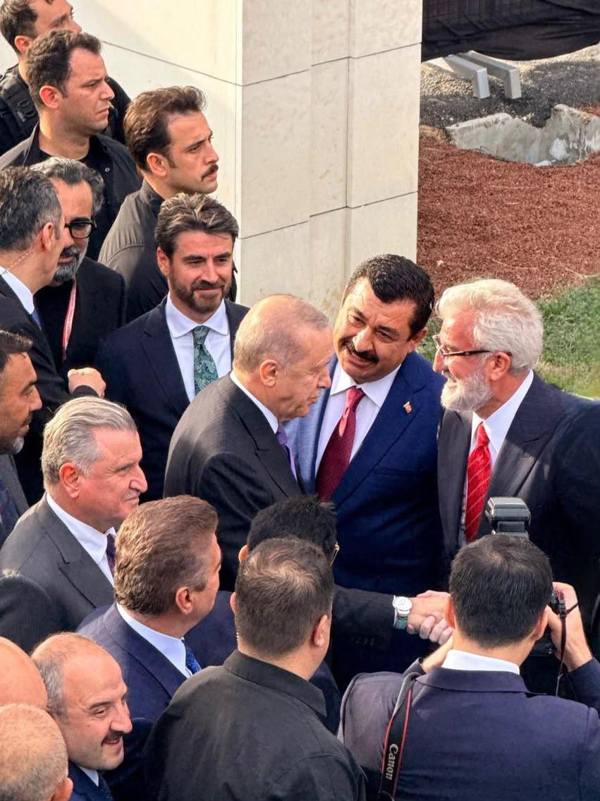 orhanilhan01's tweet photo. Ana sponsoru olduğumuz Yağlı Güreş Cumhurbaşkanlığı Kupası’nda Cumhurbaşkanımız Sayın Recep Tayyip Erdoğan ile bir araya gelerek kendileriyle sohbet etme imkânı buldum.

Sayın Cumhurbaşkanımıza nazik ilgileri ve kıymetli sohbetleri için şükranlarımı arz ediyorum. https://t.co/jeVnXDUCXz