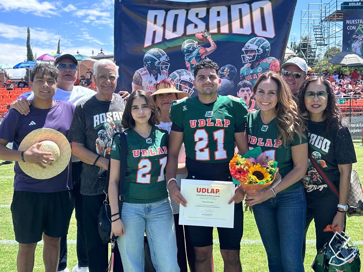 aztecasudlap's tweet photo. Hay jugadores que dejan una marca por su entrega y liderazgo. Hoy reconocemos a Diego Rosado Espino, estudiante de la Maestría en Mercadotecnia, por ser parte del espíritu que distingue a la tribu verde. #SeniorDay #AztecasUDLAP #TodosSomosAztecas https://t.co/khdyaMkn6W