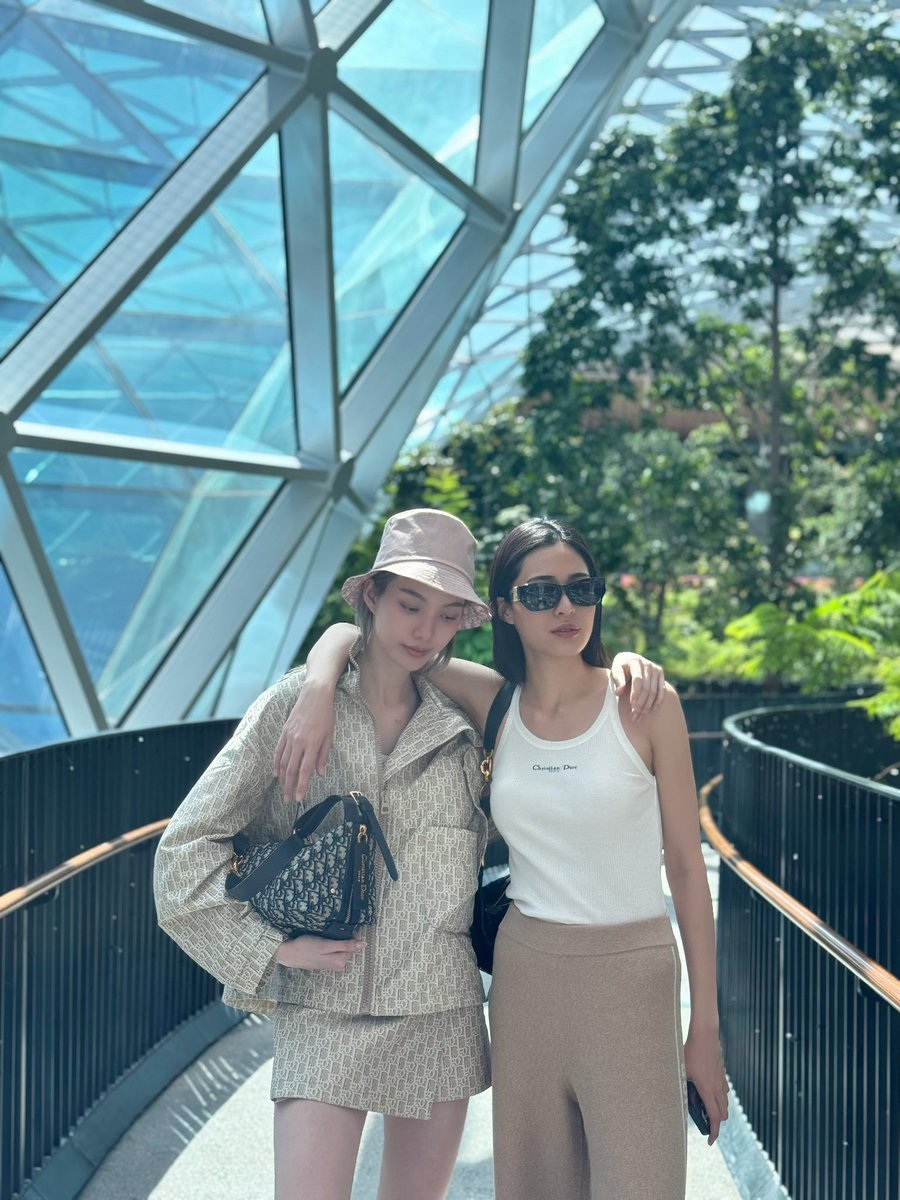 cceechom's tweet photo. ป้าคาดหวังลุคเยือนปารีส คุณ Lingling Kwong กับ คุณ Orm Kornnaphat นะคะ(😌) https://t.co/KKOCGveIXS