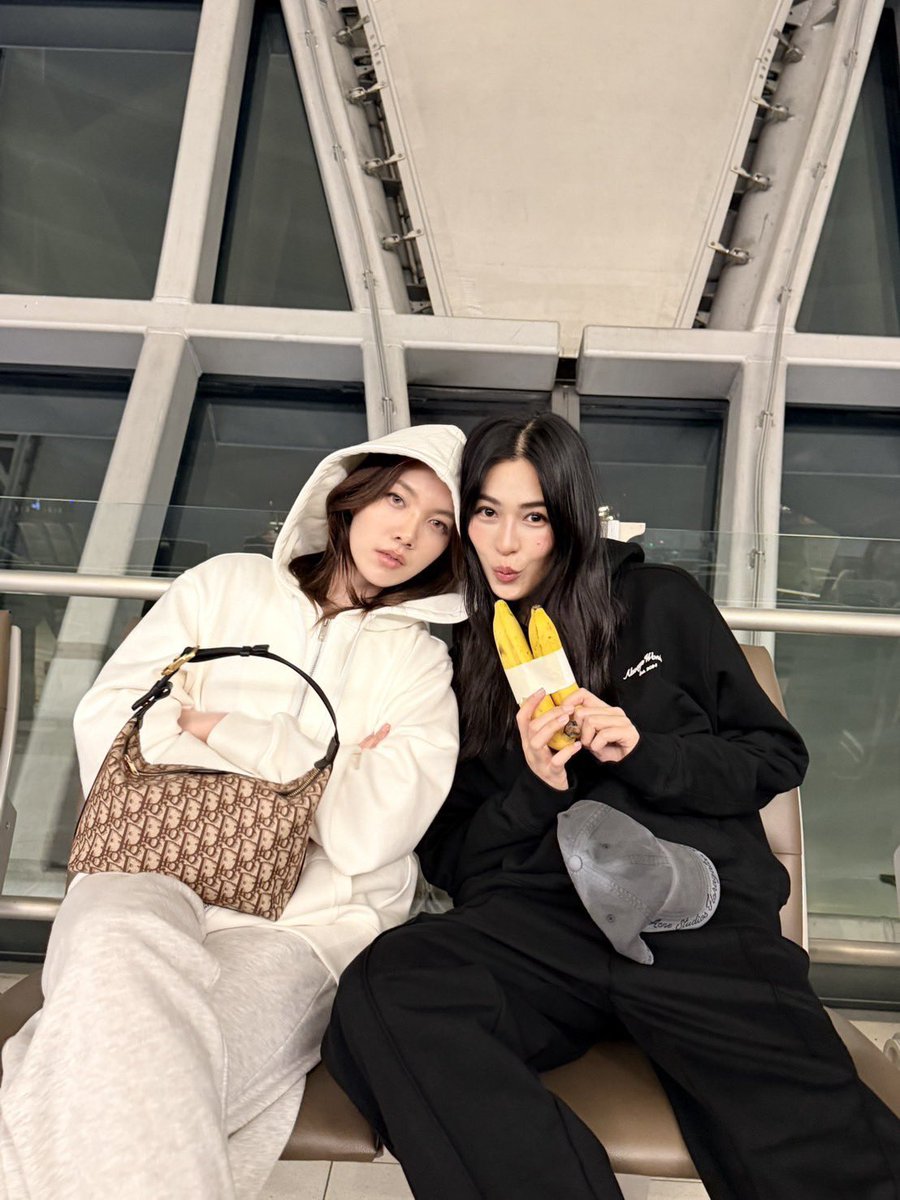cceechom's tweet photo. ป้าคาดหวังลุคเยือนปารีส คุณ Lingling Kwong กับ คุณ Orm Kornnaphat นะคะ(😌) https://t.co/KKOCGveIXS