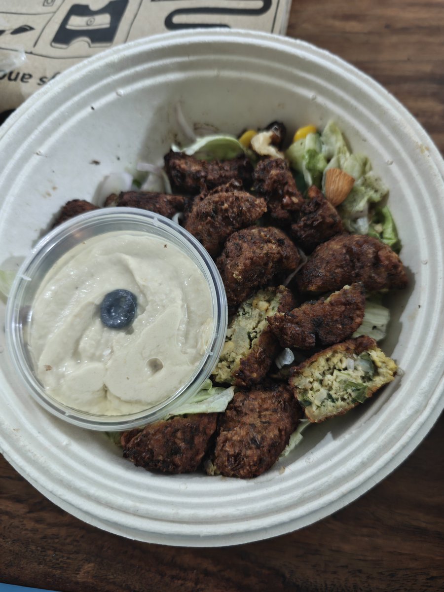 AlenChacko18's tweet photo. @Swiggy @SwiggyCares  what kind of training you are giving your staff, got an agent who says I have received the same item I have ordered after 20 mins of chat, order was burger and chicken breast got veg falfal and the burger was missing #Customer #BreakingNews https://t.co/vHf6NXGaTb